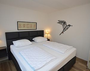 Schlafzimmer im Ferienhaus de Parel 244, De Dennen, Texel mit bequemem Bett, ideal fr Erholung auf den Watteninseln.
