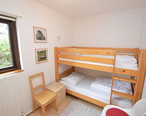 Kinderzimmer mit Etagenbett im Ferienhaus de Parel 286, De Dennen, Texel, mit verspielter Einrichtung.