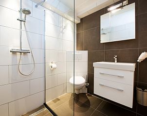 Modern bathroom in Bungalowpark Gortersmient vacation home 278, De Dennen, Texel. Luxury and comfort on the Wadden Islands.