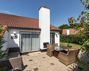 Geniet van de zonnige veranda bij Bungalowpark Gortersmient, vakantiehuis Gortersmient 308 in De Dennen, Texel.