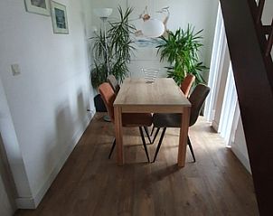 Eetruimte met houten tafel in vakantiehuis Gortersmient 308, Bungalowpark Gortersmient, De Dennen, Texel.