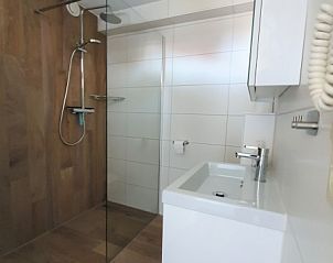Moderne badkamer met inloopdouche in Gortersmient 308, Bungalowpark Gortersmient, De Dennen, Texel.