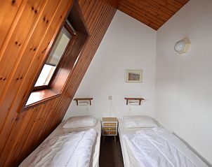 Knusse slaapkamer met houten accenten in vakantiehuis Gortersmient 308, Bungalowpark Gortersmient, Texel.