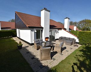 Geniet van het zonnige terras bij vakantiehuis Gortersmient 306 in De Dennen, Texel, Bungalowpark Gortersmient.