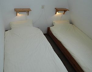 Comfortabele slaapkamer met twee eenpersoonsbedden in vakantiehuis Gortersmient 306, De Dennen, Texel, Bungalowpark Gortersmient.