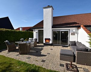 Ruim terras met buitenhaard bij vakantiehuis Gortersmient 306, De Dennen, Texel, Bungalowpark Gortersmient.