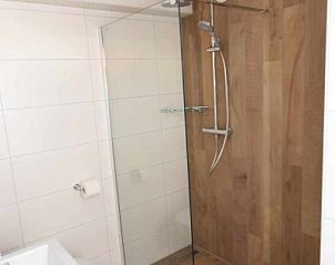 Stijlvolle badkamer met inloopdouche in vakantiehuis Gortersmient 306, De Dennen, Texel, Bungalowpark Gortersmient.