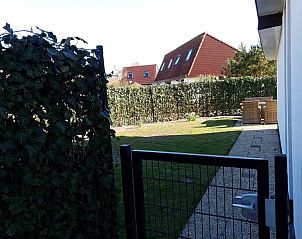 Veilige en groene tuin bij vakantiehuis Gortersmient 306, De Dennen, Texel, Bungalowpark Gortersmient.