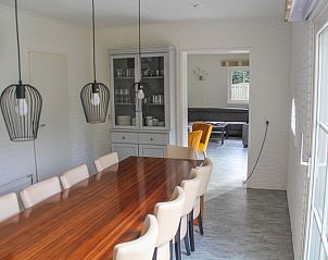 Eetkamer in Twaalfpersoons vakantiehuis, De Dennen, Texel met lange tafel.