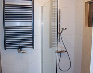 Moderne badkamer in Twaalfpersoons vakantiehuis, De Dennen, Texel met inloopdouche.