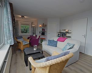 Lichte woonkamer van Tempelierweg 32 - Bergland, Texel met comfortabele zitruimte.