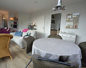 Eetkamer in vakantiehuis Tempelierweg 32 - Bergland, Texel met uitzicht op tuin.