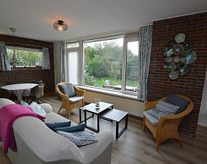 Moderne keuken van Tempelierweg 32 - Bergland, Texel met uitzicht op groene omgeving.