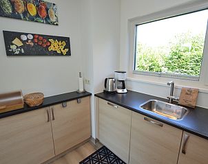 Stijlvolle keuken van Tempelierweg 32 - Bergland, Texel met ruime opbergmogelijkheden.