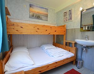 Gezellige slaapkamer in vakantiehuis Tempelierweg 32 - Bergland, Texel met houten stapelbed.