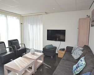 Gemtliches Wohnzimmer des Ferienhauses 't Hoogelandt 36, De Dennen, Texel mit bequemer Sitzecke.