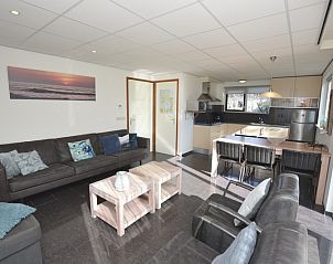 Offenes Wohnzimmer und Kche im Ferienhaus 't Hoogelandt 36, De Dennen, Texel fr gemtliche Abende.