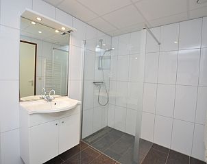 Modernes Badezimmer mit Dusche im Ferienhaus 't Hoogelandt 36, De Dennen, Texel fr einen Neuanfang.