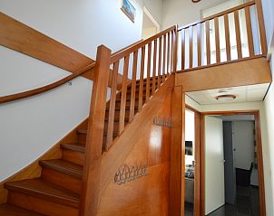Die Holztreppe im Ferienhaus 't Hoogelandt 36, De Dennen, Texel fhrt in das komfortable Obergeschoss.