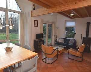 Gemtliches Wohnzimmer im Monnikenweg 11 in De Dennen, Texel, mit viel Licht.