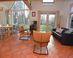 Komfortabler Wohnraum im Monnikenweg 11, De Dennen, Texel mit Blick auf den Garten.