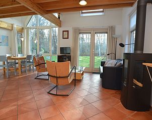Ferienhaus Monnikenweg 11, offenes Wohnzimmer mit Blick auf die Terrasse in De Dennen, Texel.