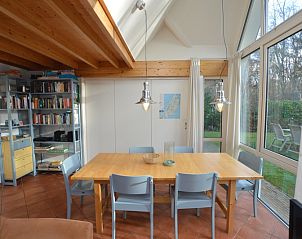 Esszimmer mit Gartenblick im Monnikenweg 11, De Dennen, Texel.