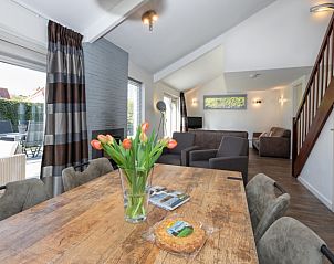 Gezellige eethoek in vakantiehuis Gortersmient 288, Bungalowpark Gortersmient, De Dennen, Texel, voor een ontspannen maaltijd.