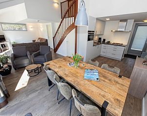 Moderne open keuken en eetruimte in Bungalowpark Gortersmient vakantiehuis 288, De Dennen, Texel, ideaal voor gezellige diners.