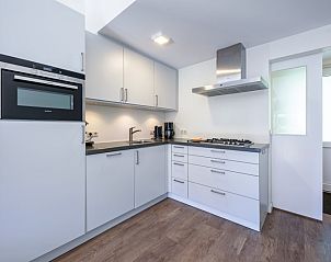 Ruime badkamer met inloopdouche in Bungalowpark Gortersmient vakantiehuis 288, De Dennen, Texel, voor ultiem comfort.