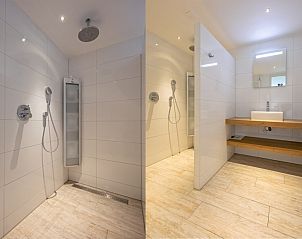 Moderne badkamer met douche en toilet in vakantiehuis Gortersmient 288, Bungalowpark Gortersmient, De Dennen, Texel.