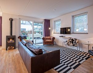 Moderne Sitzecke mit Kamin in der Villa De Rode H, Bungalowpark 't Hoogelandt, Texel.