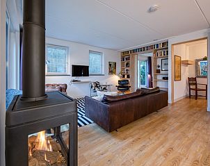 Stilvolles Wohnzimmer mit Bcherregal in Villa De Rode H, Bungalowpark 't Hoogelandt, Texel.