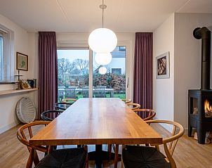 Esszimmer mit Blick auf den Garten in der Villa De Rode H, Bungalowpark 't Hoogelandt, Texel.