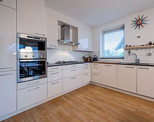 Moderne Kche in Villa De Rode H, Bungalowpark 't Hoogelandt, De Dennen, Texel.