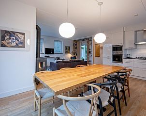 Esstisch und Kche in Villa De Rode H, Bungalowpark 't Hoogelandt, De Dennen, Texel.