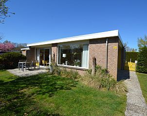 Bungalow Verste Coogh 64 in De Dennen, Texel mit sonniger Terrasse und grnem Garten.