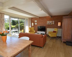 Helles Wohnzimmer mit groen Fenstern im Bungalow Verste Coogh 64, De Dennen, Texel.