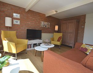 Esszimmer im Bungalow Verste Coogh 64, De Dennen, Texel mit Holztisch und stilvollen Sthlen.