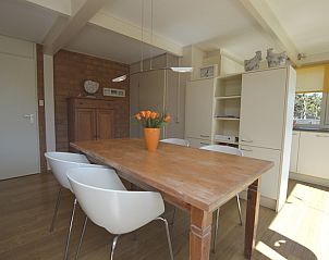 Schicke Kche im Bungalow Verste Coogh 64, De Dennen, Texel mit viel natrlichem Licht.