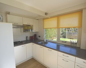 Frisches Badezimmer mit Dusche im Bungalow Verste Coogh 64, De Dennen, Texel.