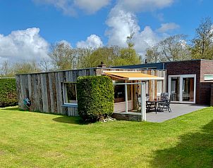 Vacation home Hesselte with terrace in De Dennen, Texel, surrounded by green nature.