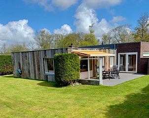 Hesselte vacation home in De Dennen, Texel, with spacious terrace and green surroundings.