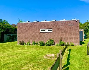 Rear of vacation home Hesselte in De Dennen, Texel, with spacious garden.