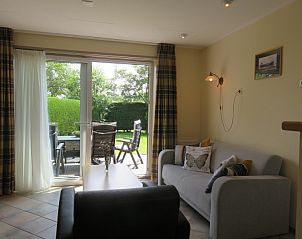 Comfortable living room in Bungalowpark Uterste Coogh, Bungalow 114 in De Dennen, Texel, overlooking the garden.