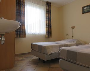 Bedroom with comfortable beds in Bungalowpark Uterste Coogh, Bungalow 114 in De Dennen, Texel.