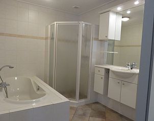 Modern bathroom in Bungalowpark Uterste Coogh, Bungalow 114 in De Dennen, Texel, with bath and shower.