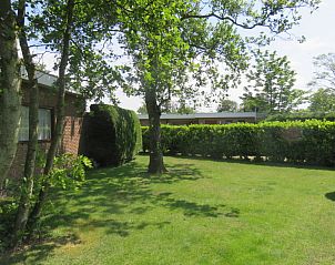 Quiet green surroundings of Bungalowpark Uterste Coogh, Bungalow 114 in De Dennen, Texel.