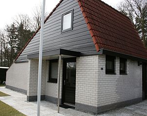 Ferienhaus Gortersmient 354 in De Dennen Texel mit traditioneller Fassade und roten Dachziegeln.