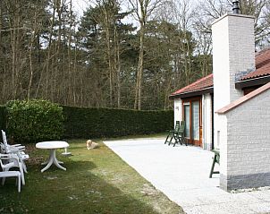 Terrasse des Ferienhauses Gortersmient 354 mit Gartenmbeln und grner Umgebung in De Dennen Texel.